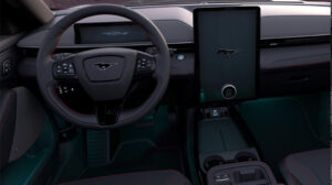 Hình ảnh khoang nội thất Ford Mustang với ghế da thể thao, màn hình cảm ứng và vô lăng đa chức năng.