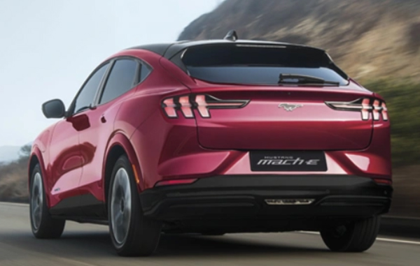 Hệ thống treo và cân bằng hiện đại của Ford Mustang Ford Mustang vận hành mạnh mẽ trên đường đua.