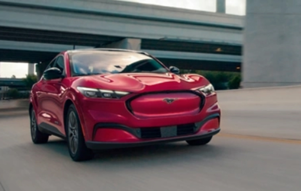 Khả năng tăng tốc mạnh mẽ của Ford Mustang Ford Mustang tăng tốc nhanh chóng và mạnh mẽ.