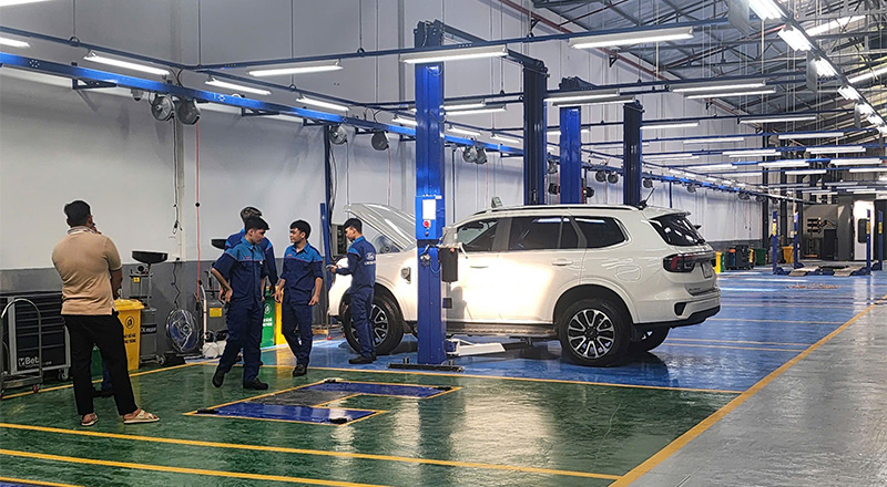 Kỹ thuật viên Ford Bắc Ninh bảo dưỡng xe trong xưởng mới