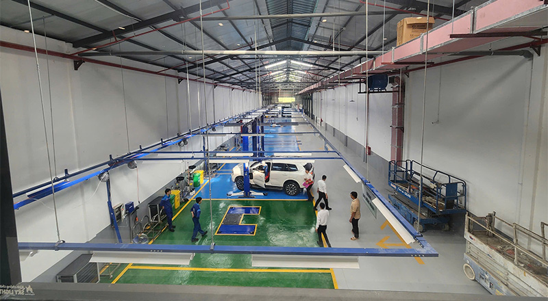 Kỹ thuật viên Ford Bắc Ninh sử dụng thiết bị chẩn đoán IDS kiểm tra xe