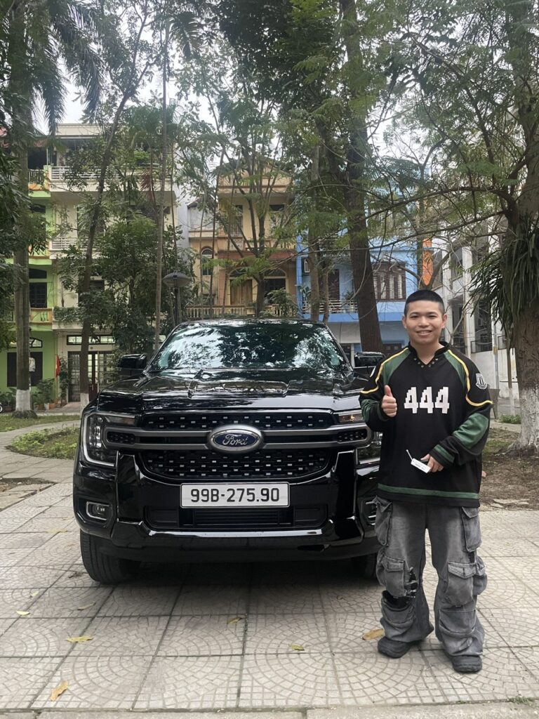 Chúc mừng vợ chồng em Linh với chiếc xe Ford Ranger đen