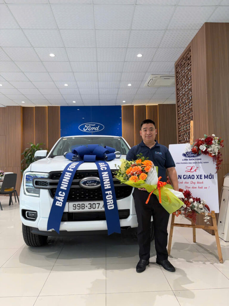 Chúc mừng Anh Luật với chiếc xe Ford Ranger trắng